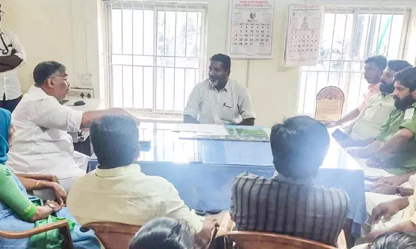 പെരുമ്പാവൂരില് കുടിവെള്ള വിതരണം മുടങ്ങി; എൻജിനീയറെ ഉപരോധിച്ചു പെരുമ്പാവൂരില് കുടിവെള്ള വിതരണം മുടങ്ങി; എൻജിനീയറെ ഉപരോധിച്ചു