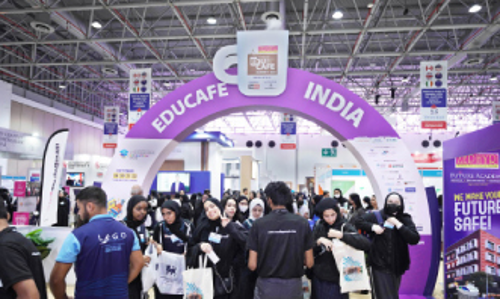 വി​ദ്യാ​ർ​ഥി​ക​ൾ ഒ​ഴു​കി​യെ​ത്തി​യ ആ​ദ്യ ദി​നം