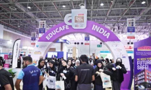 വി​ദ്യാ​ർ​ഥി​ക​ൾ ഒ​ഴു​കി​യെ​ത്തി​യ ആ​ദ്യ ദി​നം