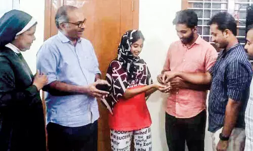 വീ​ണു​കി​ട്ടി​യ സ്വ​ർ​ണ​ക്കൊ​ലു​സ് ഉ​ട​മ​യെ തി​രി​ച്ചേ​ൽ​പ്പി​ച്ചു