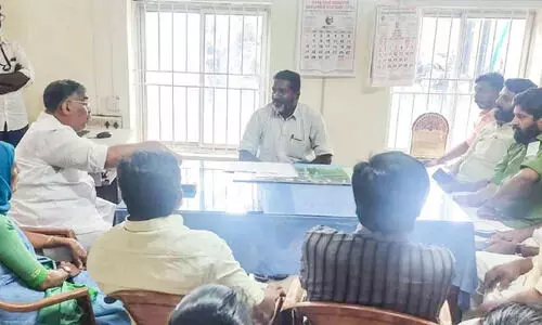 പെരുമ്പാവൂരില്‍ കുടിവെള്ള വിതരണം മുടങ്ങി; എൻജിനീയറെ ഉപരോധിച്ചു