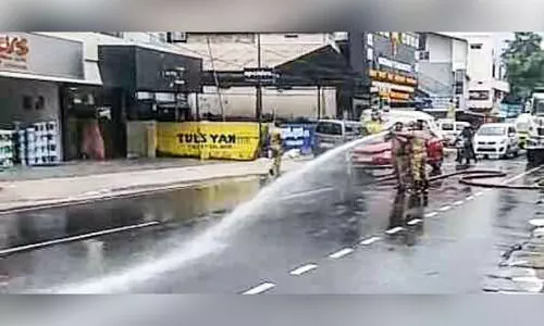 വാഹനത്തിൽനിന്ന് ഓയിൽ പരന്നു; ഇരുചക്രവാഹനങ്ങൾ തെന്നിമറിഞ്ഞു