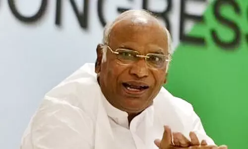 ഗവർണർക്കൊപ്പമല്ല കോൺഗ്രസ്​ -യെച്ചൂരിയോട്​ ഖാർഗെ