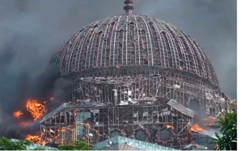 ഇന്തോനേഷ്യയിൽ പള്ളി നവീകരണത്തിനിടെ തീപിടിത്തം; താഴികക്കുടം തകർന്നു