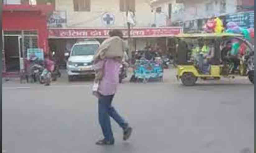 Madhya Pradesh man walks on busy road Madhya Pradesh man walks on busy road