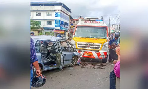 ആംബുലൻസും കാറുകളും കൂട്ടിയിടിച്ച് നാലുപേർക്ക് പരിക്ക്