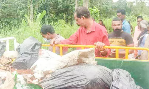 പൊതുനിരത്തുകളിൽ തള്ളിയ ഹോട്ടൽ മാലിന്യം നാട്ടുകാർ തിരിച്ചെടുപ്പിച്ചു പൊതുനിരത്തുകളിൽ തള്ളിയ ഹോട്ടൽ മാലിന്യം നാട്ടുകാർ തിരിച്ചെടുപ്പിച്ചു