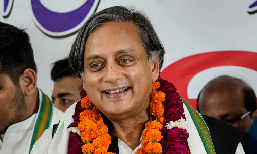 shashi tharoor 098796