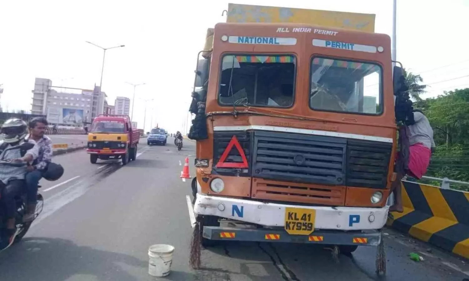 കുണ്ടന്നൂര്‍ മേല്‍പ്പാലത്തില്‍ കണ്ടെയ്‌നര്‍ ലോറികള്‍ കൂട്ടിയിടിച്ച് അപകടം