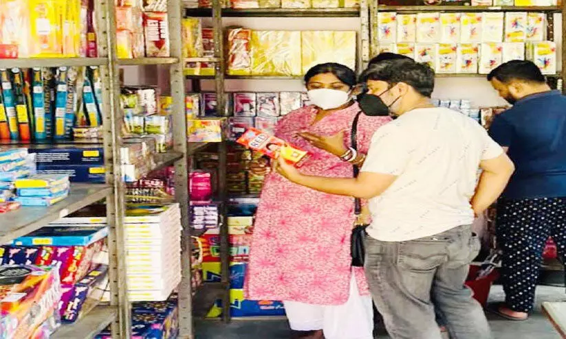 ദീപാവലി ആഘോഷത്തിലേക്ക് നഗരം; പടക്കം പൊട്ടിക്കൽ രാത്രി എട്ടുമുതല്‍ 10 വരെ മാത്രം