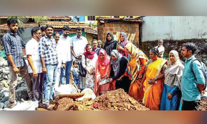 കടുങ്ങാത്തുകുണ്ടിൽ ഇനി ശങ്ക വേണ്ട; പൊതുശൗചാലയത്തിന് തറക്കല്ലിട്ടു കടുങ്ങാത്തുകുണ്ടിൽ ഇനി ശങ്ക വേണ്ട; പൊതുശൗചാലയത്തിന് തറക്കല്ലിട്ടു