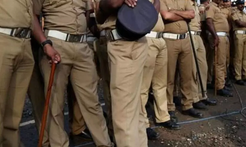 യുവതിയുടെ 13.50 ലക്ഷം രൂപ പൊലീസുകാരൻ തട്ടിയെടുത്തു യുവതിയുടെ 13.50 ലക്ഷം രൂപ പൊലീസുകാരൻ തട്ടിയെടുത്തു