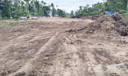ദേശീയപാതക്ക് ഭൂമിനിരത്തൽ; വെള്ളക്കെട്ട് ഭീഷണിയിൽ കുടുംബങ്ങൾ ദേശീയപാതക്ക് ഭൂമിനിരത്തൽ; വെള്ളക്കെട്ട് ഭീഷണിയിൽ കുടുംബങ്ങൾ