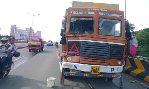 കുണ്ടന്നൂര്‍ മേല്‍പ്പാലത്തില്‍ കണ്ടെയ്‌നര്‍ ലോറികള്‍ കൂട്ടിയിടിച്ച് അപകടം