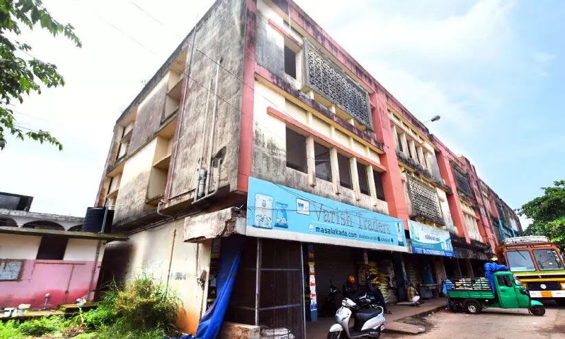 നഗരത്തിലെ 12 പഴയ കെട്ടിടങ്ങൾ കോർപറേഷൻ പൊളിച്ചുപണിയുന്നു നഗരത്തിലെ 12 പഴയ കെട്ടിടങ്ങൾ കോർപറേഷൻ പൊളിച്ചുപണിയുന്നു