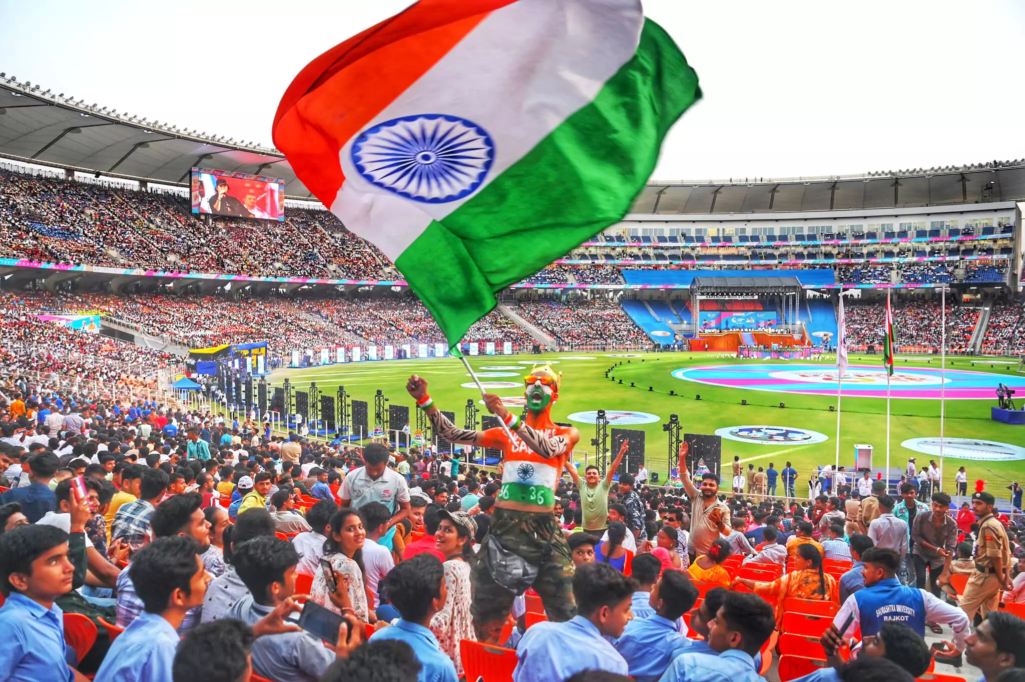 ഗു​​ജ​​റാ​​ത്തി​​ൽ ന​​ട​​ന്ന ദേ​​ശീ​​യ ഗെ​​യിം​​സ് ഉദ്ഘാടന ചടങ്ങിൽനിന്ന്