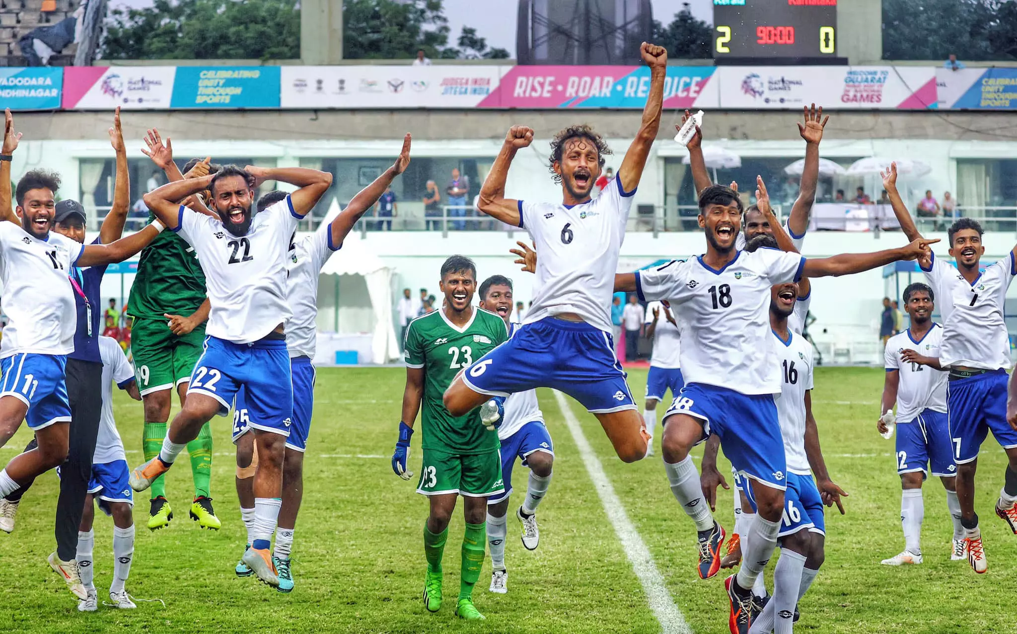 ദേശീയ ഗെയിംസ് ഫുട്‌ബാളില്‍ വെള്ളി നേടിയ കേരള ടീം