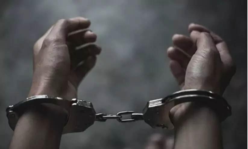 കുടുംബ കലഹം; ഭർത്താവ് ഭാര്യയെ കഴുത്ത് ഞെരിച്ച് കൊന്നു കുടുംബ കലഹം; ഭർത്താവ് ഭാര്യയെ കഴുത്ത് ഞെരിച്ച് കൊന്നു