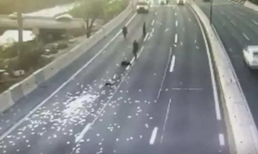 What caused money showers on a highway in Chile-Video