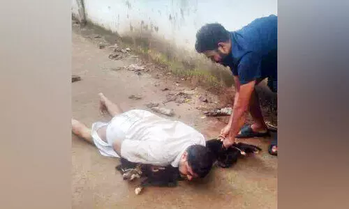 കടിച്ച നായെ കീഴ്പെടുത്തി യുവാവ്