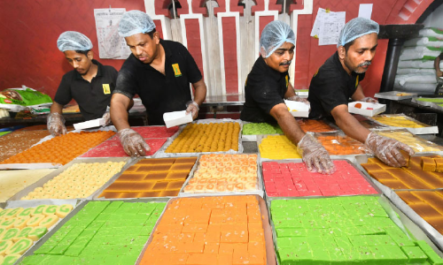 മധുരക്കച്ചവടം വീണ്ടെടുത്ത് നഗരം