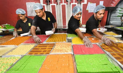 മധുരക്കച്ചവടം വീണ്ടെടുത്ത് നഗരം