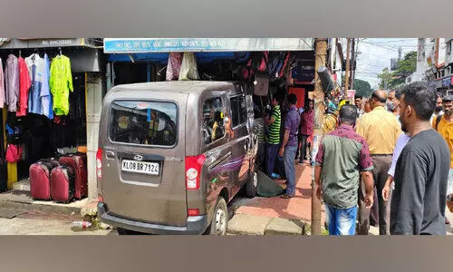 ഡ്രൈവിങ്ങിനിടെ അപസ്മാരം: നിയന്ത്രണംവിട്ട വാൻ  ഓട്ടോയിലിടിച്ച് കടയിലേക്ക് പാഞ്ഞുകയറി