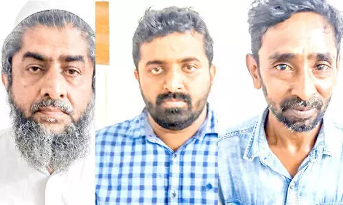 മു​നി​സി​പ്പ​ൽ ഓ​ഫി​സി​ൽ അ​തി​ക്ര​മം:  മൂ​ന്നു​പേ​ർ അ​റ​സ്റ്റി​ൽ