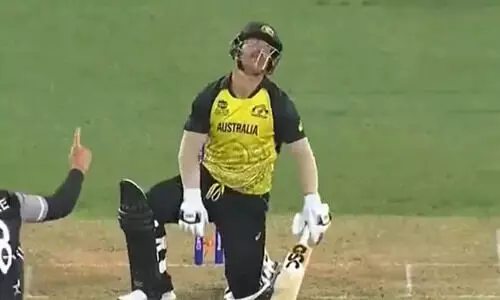 ഇങ്ങനെയുണ്ടോ ഒരു ഔട്ട്! ഡേവിഡ് വാർണറുടെ നിർഭാഗ്യകരമായ പുറത്താകൽ -വിഡിയോ