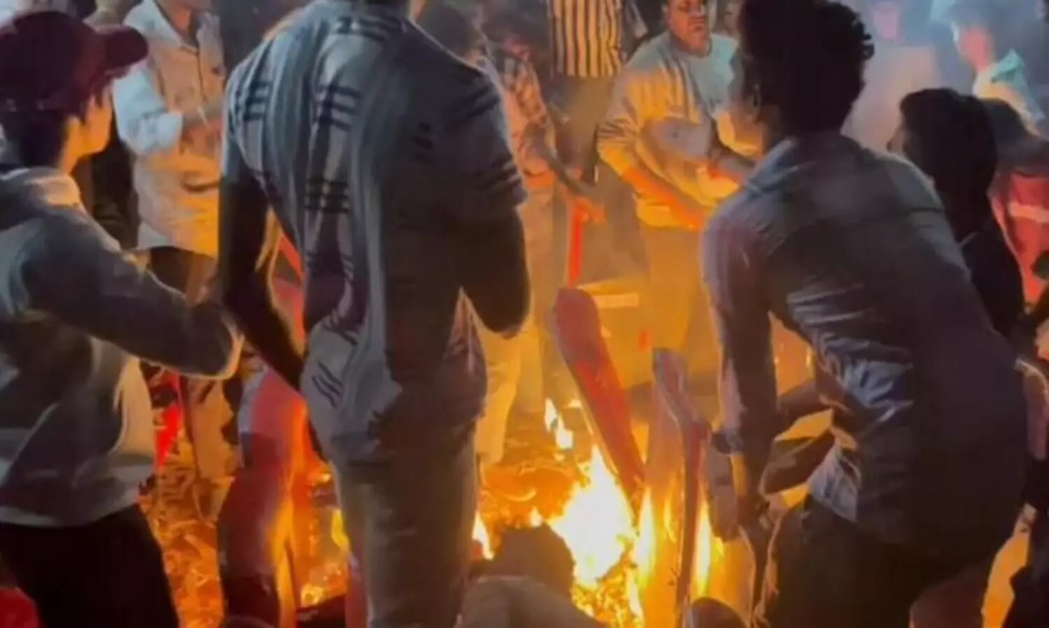 സിനിമാ താരത്തിന്റെ ബർത്ത്ഡെ ആഘോഷം; ആരാധകർ പടക്കം പൊട്ടിച്ചതോടെ തീയറ്ററിൽ  തീപിടിത്തം