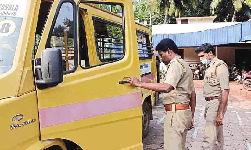 മൊട്ട ടയറുമായി സ്കൂൾ വാഹനം: ഫിറ്റ്നസ് റദ്ദാക്കി മോട്ടോർ വാഹന വകുപ്പ്