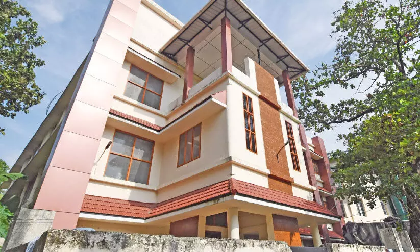 ഷീ ലോഡ്ജും വനിത ഹോസ്റ്റലും നടത്തിപ്പുകാർക്ക് ലേലം ചെയ്യും ഷീ ലോഡ്ജും വനിത ഹോസ്റ്റലും നടത്തിപ്പുകാർക്ക് ലേലം ചെയ്യും