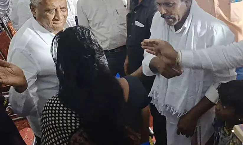 കർണാടക മന്ത്രി മുഖത്തടിച്ചു; എന്നിട്ടും കാൽതൊട്ട് അപേക്ഷിച്ച് യുവതി -വിഡിയോ