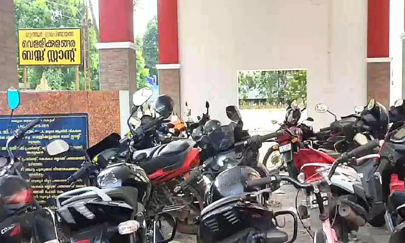 അസൗകര്യങ്ങള്ക്ക് നടുവില് വെള്ളിക്കുളങ്ങര ബസ് സ്റ്റാന്ഡ് അസൗകര്യങ്ങള്ക്ക് നടുവില് വെള്ളിക്കുളങ്ങര ബസ് സ്റ്റാന്ഡ്