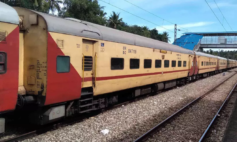 പാസഞ്ചര്‍ ട്രെയിനില്‍ അടച്ചിട്ട എ.സി കോച്ചുകള്‍; യാത്രക്കാര്‍ ദുരിതത്തില്‍