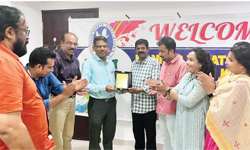 കെ.​ഇ.​എ പ്ര​സി​ഡ​ന്റ് പു​ഷ്പ​രാ​ജ​ന് യാ​ത്ര​യ​യ​പ്പ്