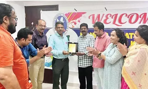 കെ.​ഇ.​എ പ്ര​സി​ഡ​ന്റ് പു​ഷ്പ​രാ​ജ​ന് യാ​ത്ര​യ​യ​പ്പ്