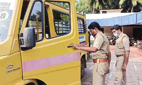 മൊട്ട ടയറുമായി സ്കൂൾ വാഹനം: ഫിറ്റ്നസ് റദ്ദാക്കി മോട്ടോർ വാഹന വകുപ്പ്