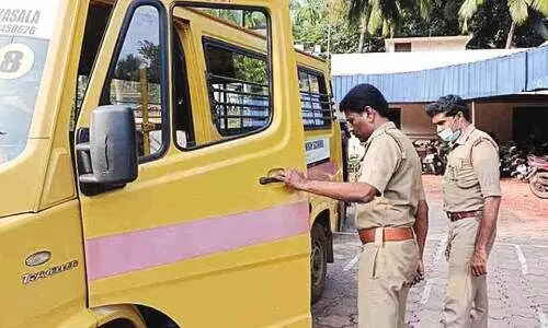 മൊട്ട ടയറുമായി സ്കൂൾ വാഹനം: ഫിറ്റ്നസ് റദ്ദാക്കി മോട്ടോർ വാഹന വകുപ്പ്