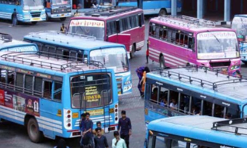 കൈകാണിച്ചിട്ടും മൂന്ന് ബസുകള്‍ നിര്‍ത്തിയില്ല, പരാതിയുമായി ആറാം ക്ലാസുകാരന്‍ ആര്‍.ടി.ഓഫീസിൽ