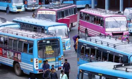 കൈകാണിച്ചിട്ടും മൂന്ന് ബസുകള് നിര്ത്തിയില്ല, പരാതിയുമായി ആറാം ക്ലാസുകാരന് ആര്.ടി.ഓഫീസിൽ കൈകാണിച്ചിട്ടും മൂന്ന് ബസുകള് നിര്ത്തിയില്ല, പരാതിയുമായി ആറാം ക്ലാസുകാരന് ആര്.ടി.ഓഫീസിൽ
