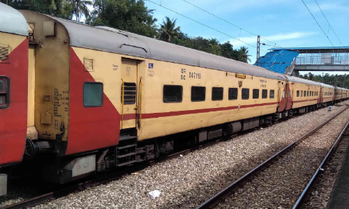 പാസഞ്ചര്‍ ട്രെയിനില്‍ അടച്ചിട്ട എ.സി കോച്ചുകള്‍; യാത്രക്കാര്‍ ദുരിതത്തില്‍