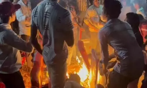 സിനിമാ താരത്തിന്റെ ബർത്ത്ഡെ ആഘോഷം; ആരാധകർ പടക്കം പൊട്ടിച്ചതോടെ തീയറ്ററിൽ  തീപിടിത്തം