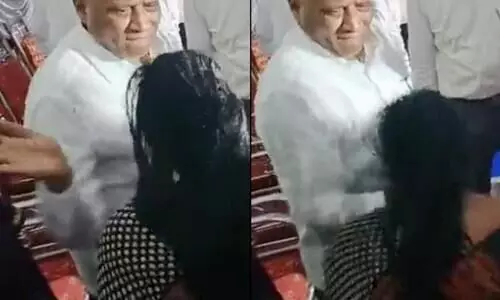 കർണാടക മന്ത്രി മുഖത്തടിച്ചു; എന്നിട്ടും കാൽതൊട്ട് അപേക്ഷിച്ച് യുവതി