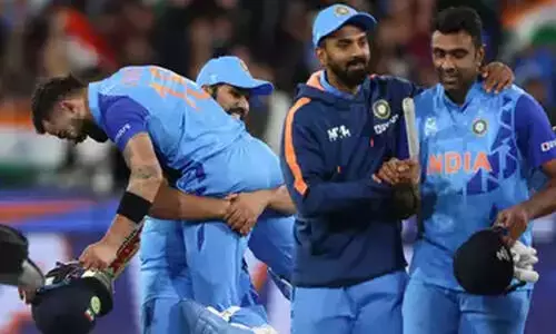 കണ്ണീരണിഞ്ഞ് കോഹ്‍ലി, എടുത്തുയർത്തി രോഹിത്; മെൽബൺ സാക്ഷിയായത് വൈകാരിക നിമിഷങ്ങൾക്ക്