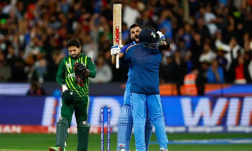 90,000 കാണികൾ; നി​റ​ഞ്ഞു​ക​വി​ഞ്ഞ് മെ​ൽ​ബ​ൺ ക്രി​ക്ക​റ്റ് ഗ്രൗ​ണ്ട്