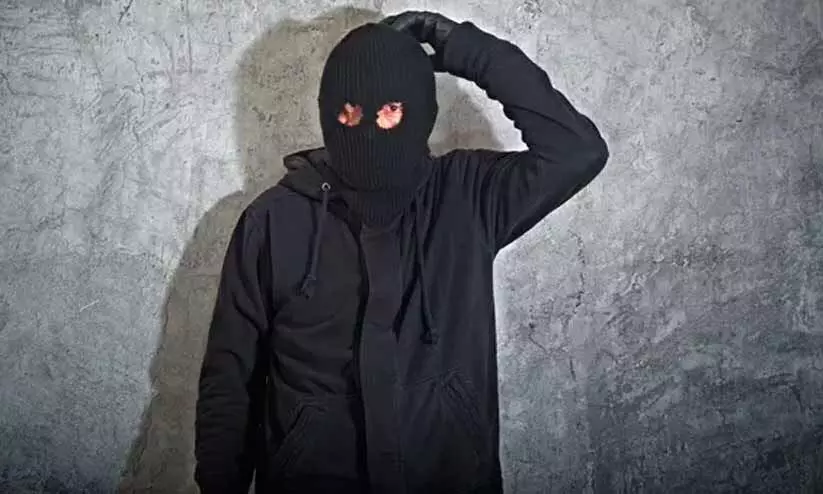 bangloore robber hanged himself inside the house bangloore robber hanged himself inside the house