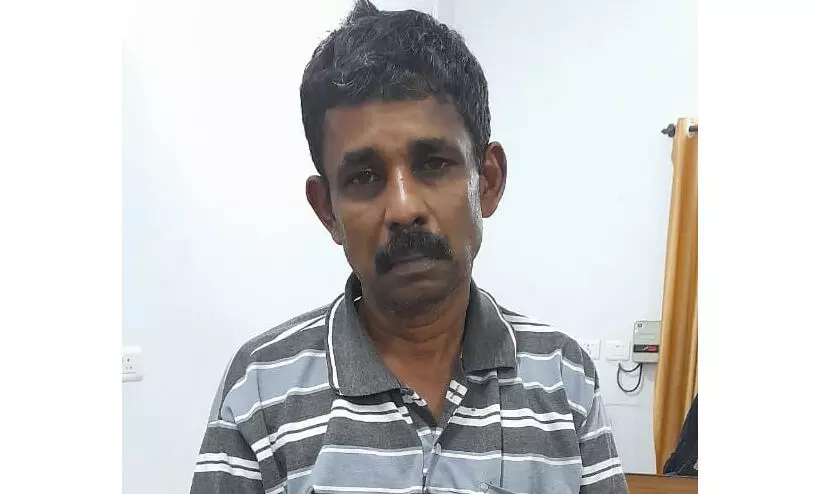 അരകിലോ കഞ്ചാവുമായി മധ്യവയസ്കൻ പിടിയിൽ അരകിലോ കഞ്ചാവുമായി മധ്യവയസ്കൻ പിടിയിൽ