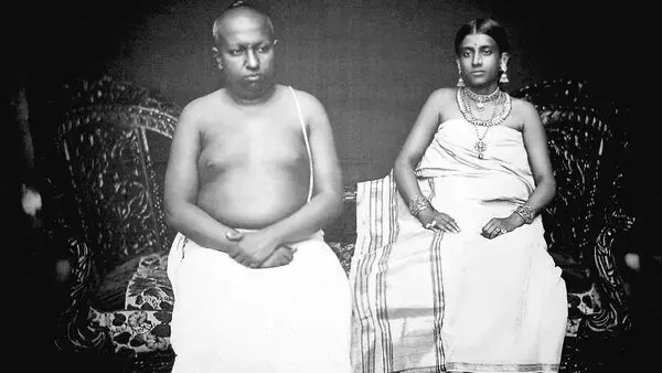 1870ൽ തിരുവിതാംകൂറിലെ ആയില്യം തിരുനാൾ രാമവർമ രാജാവും ഭാര്യയും 1870ൽ തിരുവിതാംകൂറിലെ ആയില്യം തിരുനാൾ രാമവർമ രാജാവും ഭാര്യയും