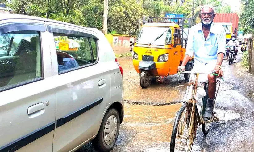 ചാവക്കാട് - ഒരുമനയൂർ റോഡ് തകർന്നു; ജനം ദുരിതത്തിൽ ചാവക്കാട് - ഒരുമനയൂർ റോഡ് തകർന്നു; ജനം ദുരിതത്തിൽ
